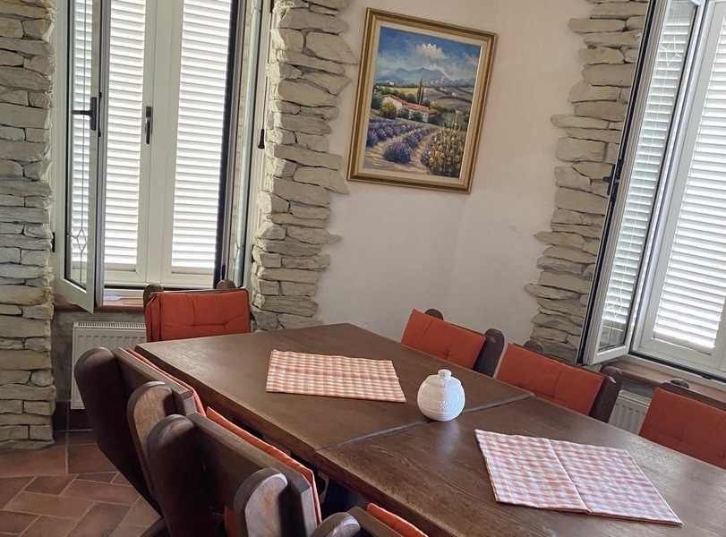 Essbereich mit Tisch und Stühlen neben der Küche