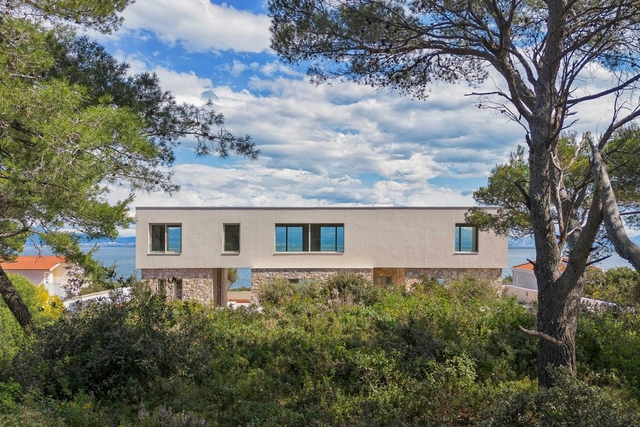 Modernes Haus mit Meerblick in ruhiger Lage