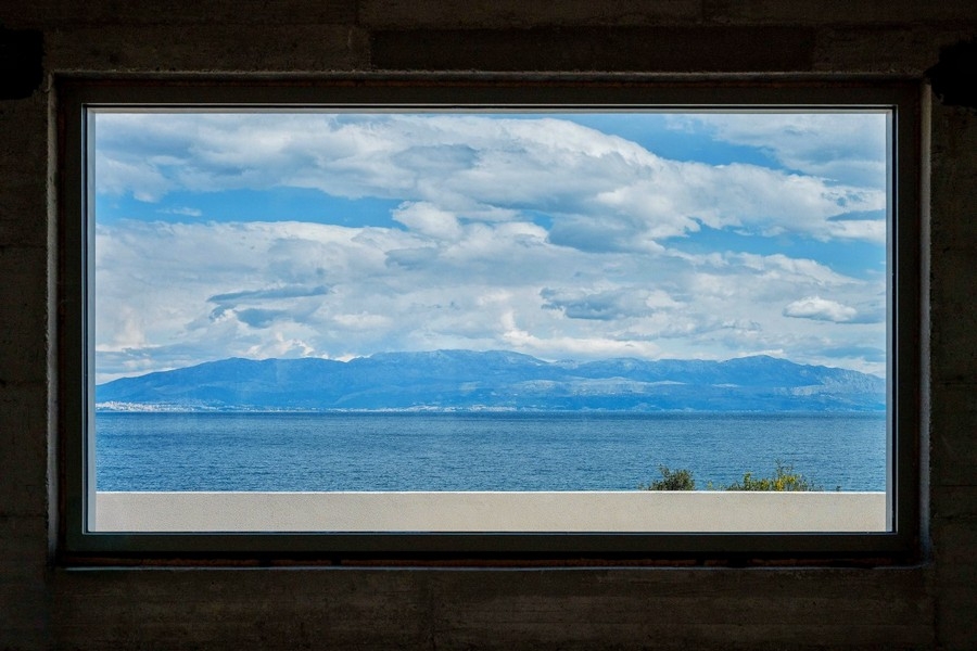 Panoramafenster mit Blick auf Meer und Küste