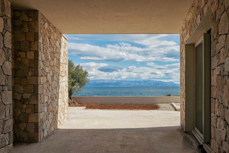 Überdachter Durchgang mit Blick auf das Meer