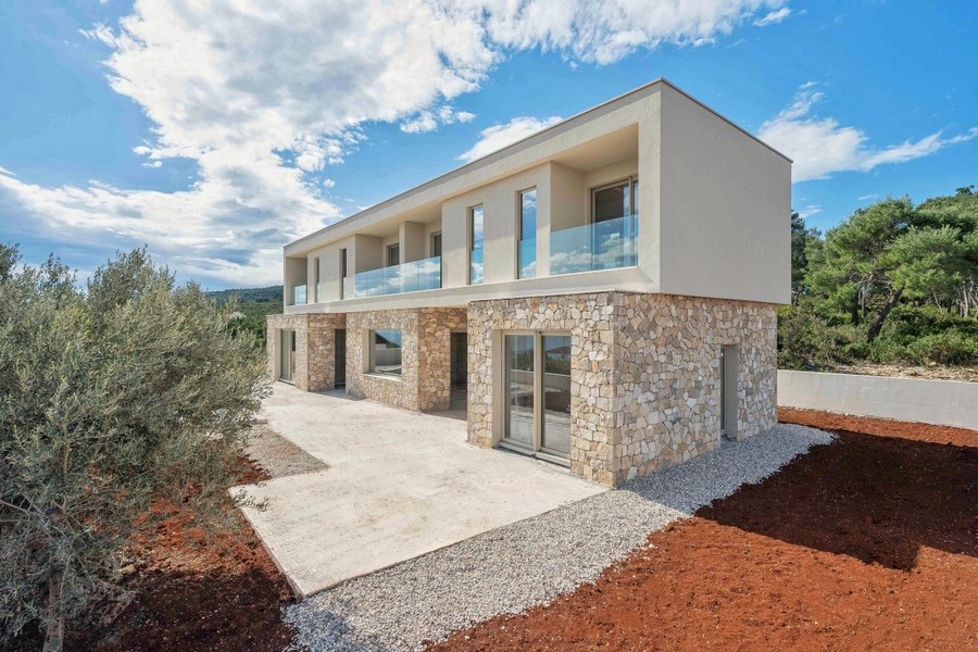 Modernes Haus mit Terrasse und Glasbalkon