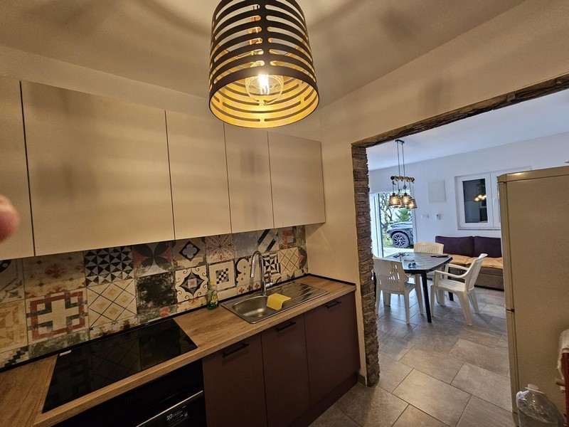 Küche mit Durchgang zum Wohnbereich