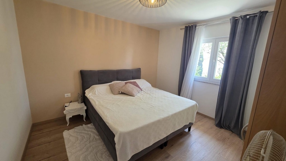 Schlafzimmer mit Doppelbett und Fenster