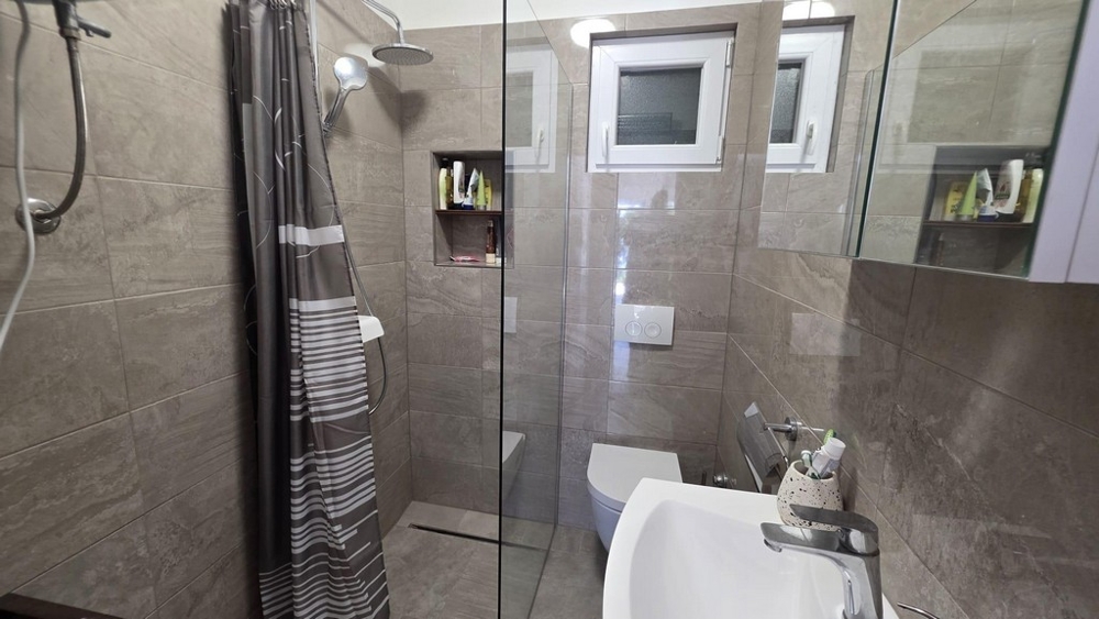 Badezimmer mit Dusche und moderner Ausstattung