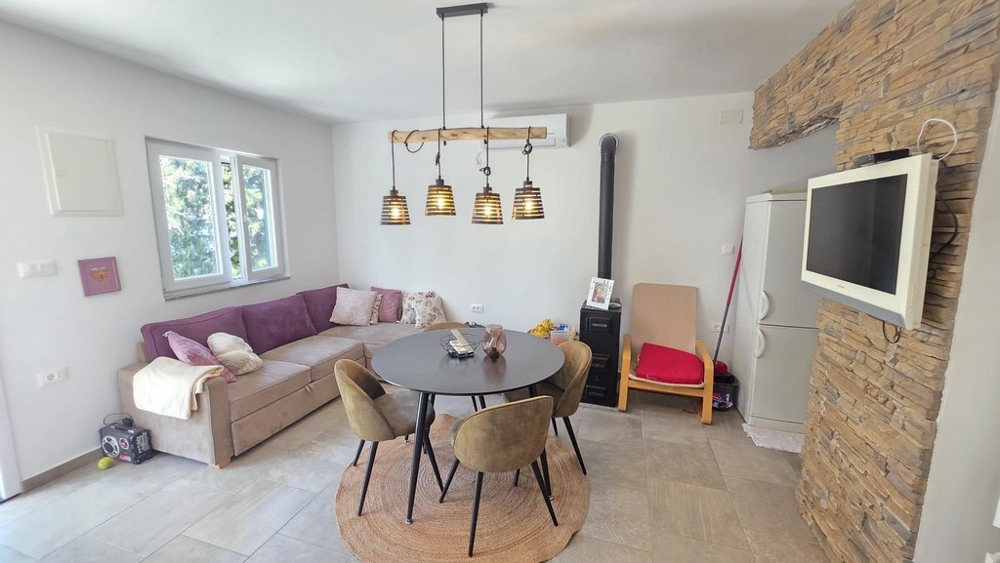 Wohnzimmer mit Kaminofen und moderner Einrichtung