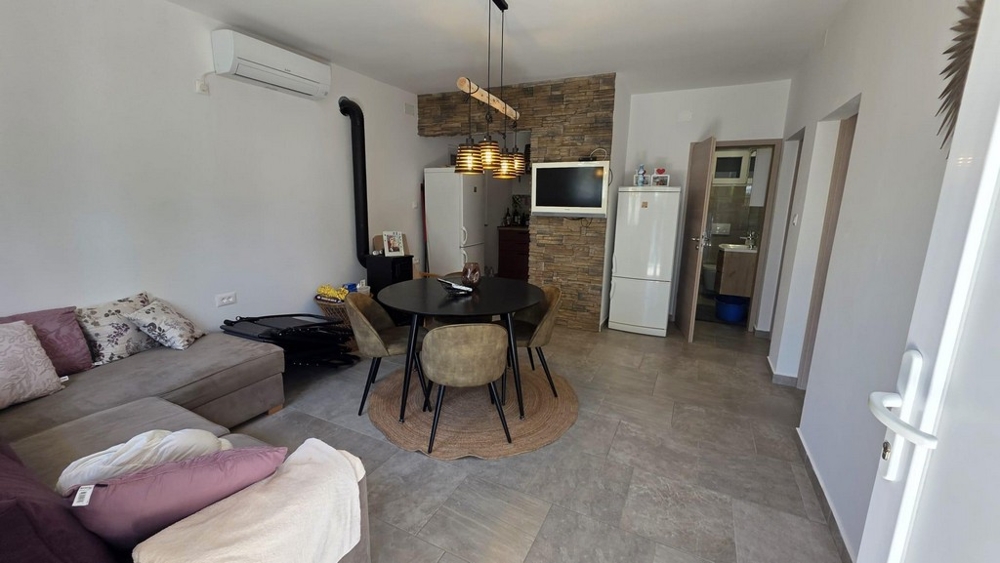 Offener Wohn- und Essbereich mit Zugang zur Terrasse