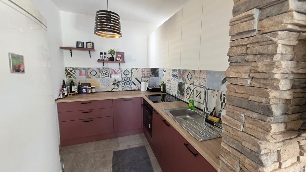 Küche mit moderner Einbauküche und Fliesenspiegel