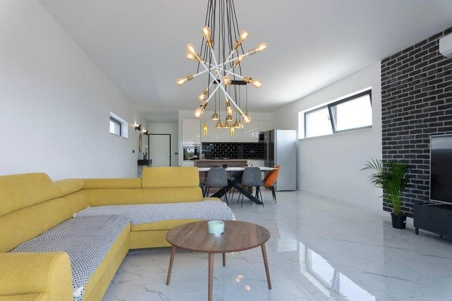 Wohnzimmer mit moderner Möblierung