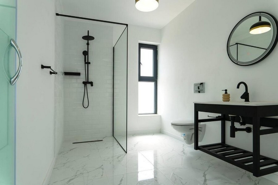 Badezimmer mit Dusche.