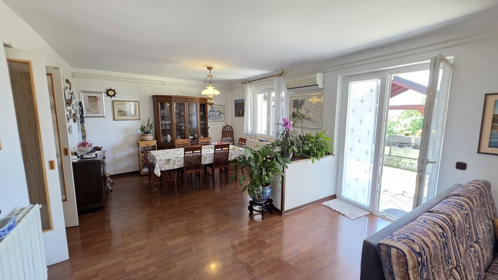 Wohnbereich mit gepflegter Möblierung.