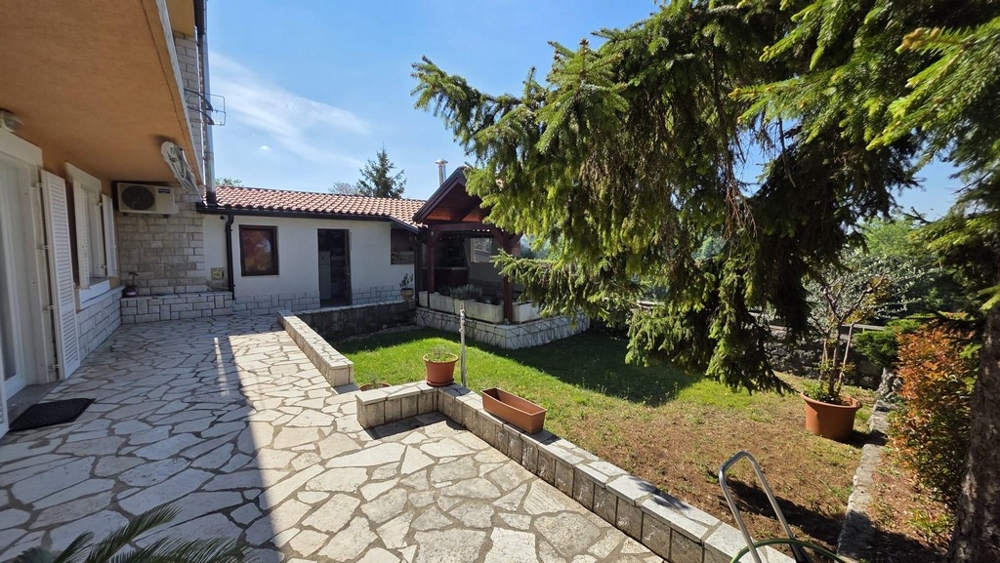 Blick auf das Nebengebäude.