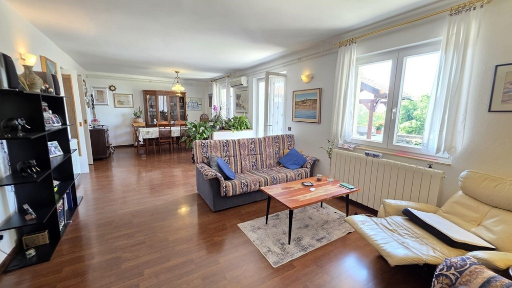 Wohnzimmer mit Möblierung.