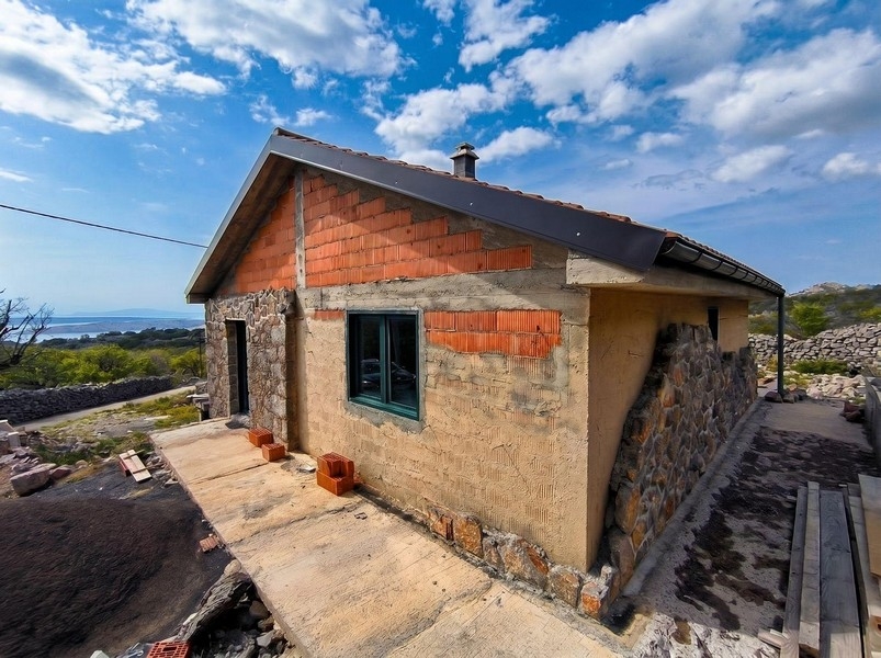 Unfertiges Haus bei schönem Wetter in Kroatien.