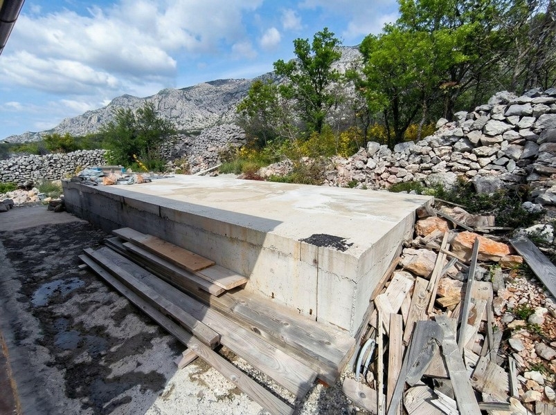 Baustelle hinter dem Haus.