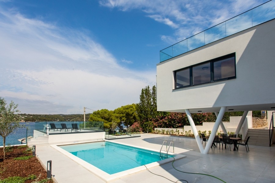 Villa mit Pool direkt am Meer kaufen Insel Solta, Kroatien.