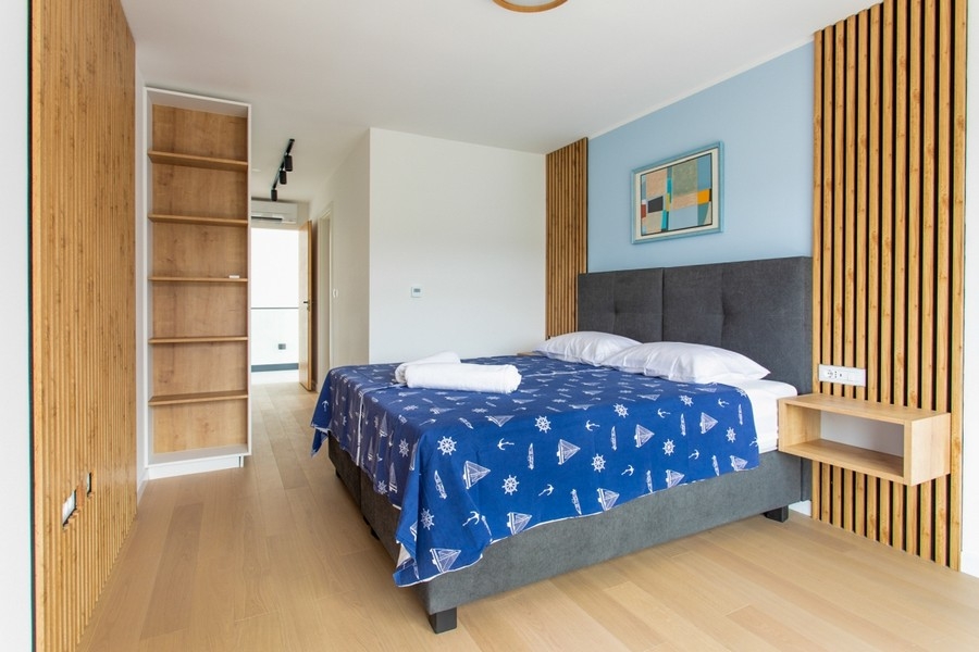 Schlafzimmer mit Doppelbett.