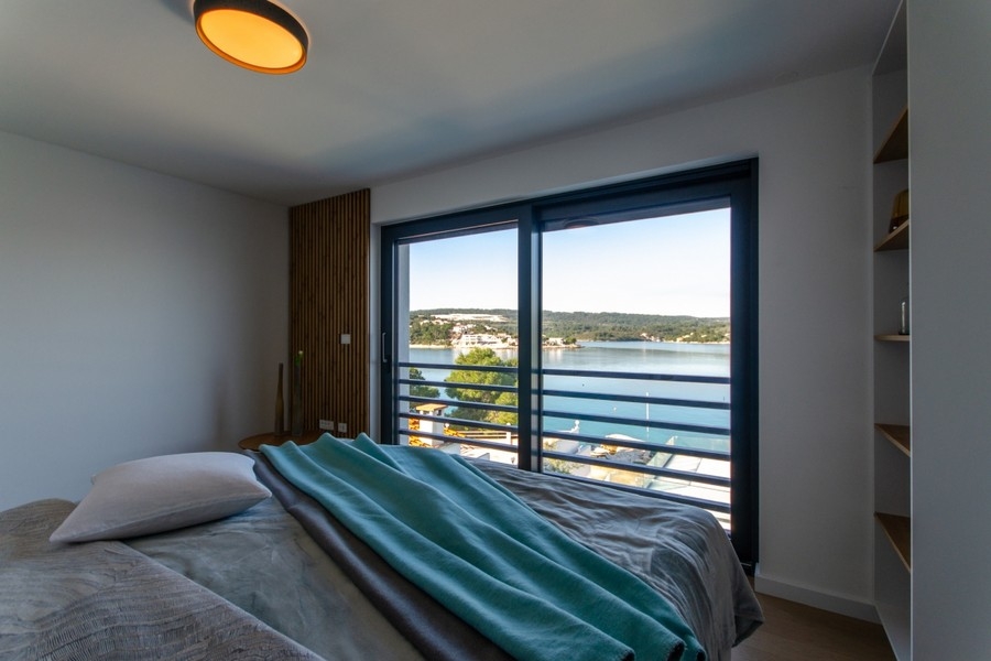 Blick vom Doppelbett auf das Meer. 