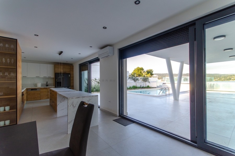 Blick vom Innenbereich auf die Terrasse am Meer.