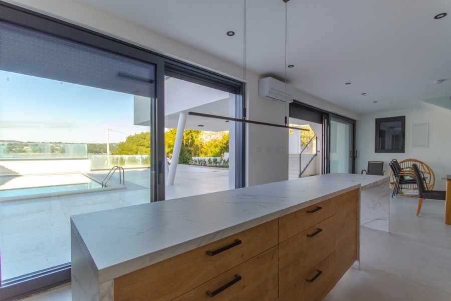 Offene Küche mit Blick auf den Pool der Immobilie.