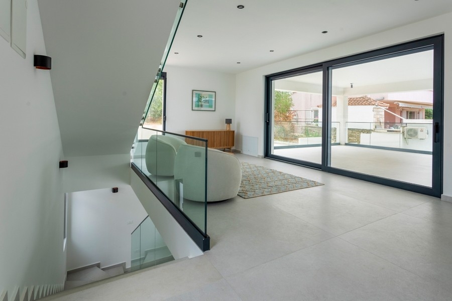Treppenhaus der modernen Luxusvilla H3903 in Kroatien.