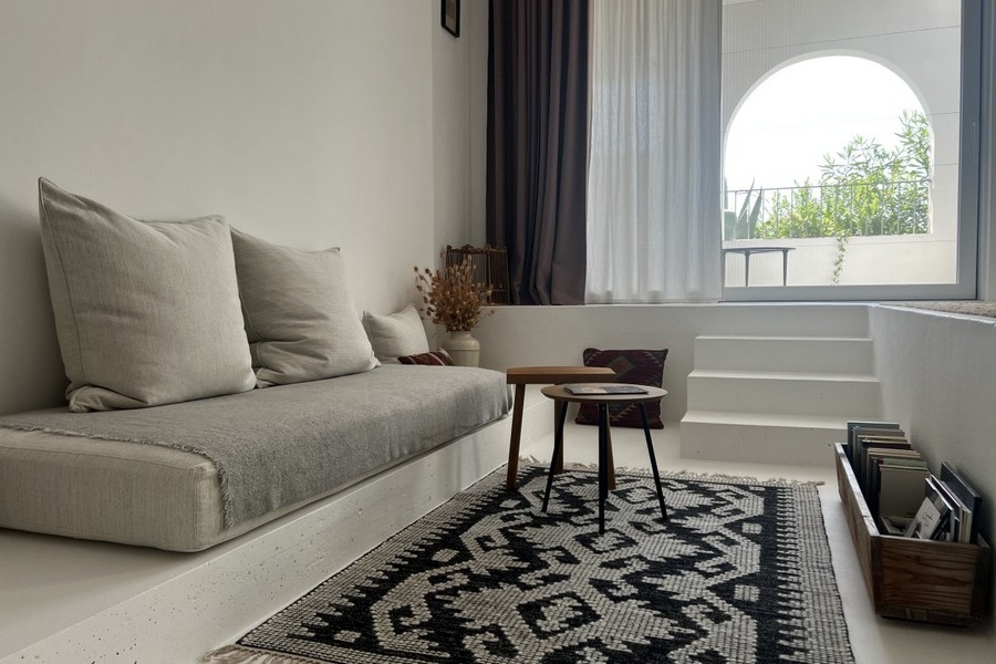 Heller Wohnbereich mit Sitznische und Zugang zur Terrasse