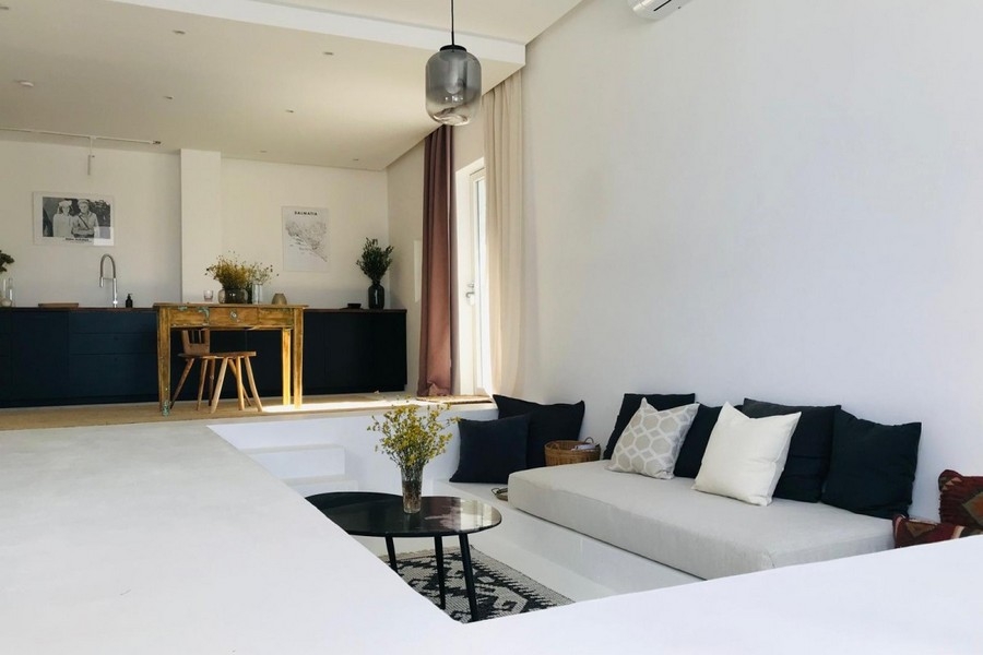 Offener Wohnraum mit Küche und Sitzbereich in modernem Design