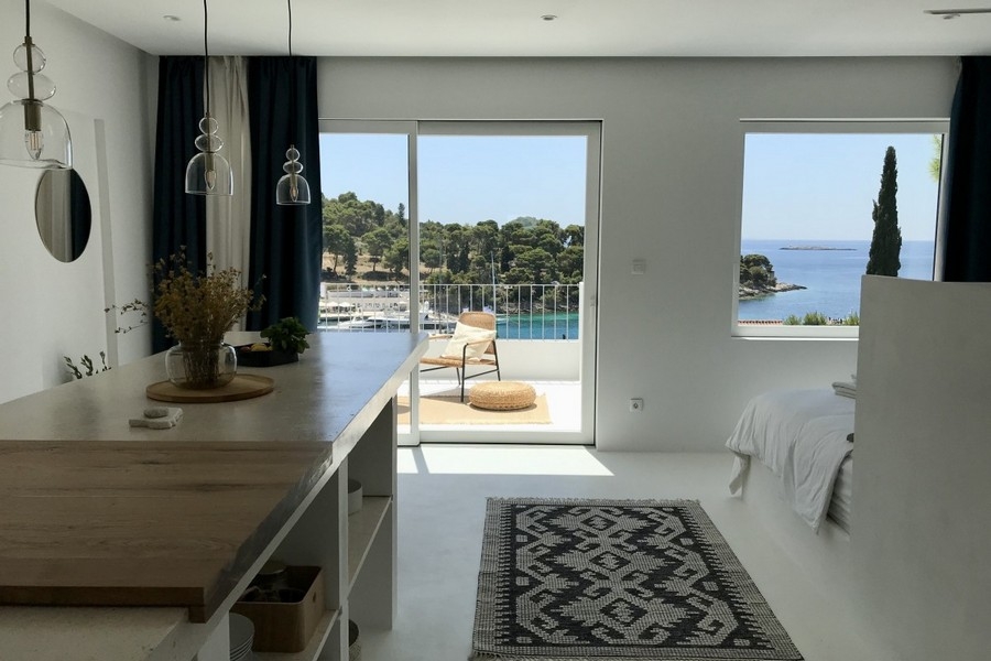 Schlafbereich mit Meerblick und Zugang zum Balkon