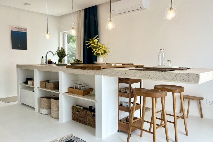 Kücheninsel mit Barhockern und offener Gestaltung