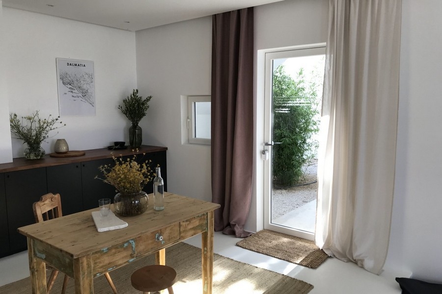 Essbereich mit Zugang zum Innenhof und viel Tageslicht