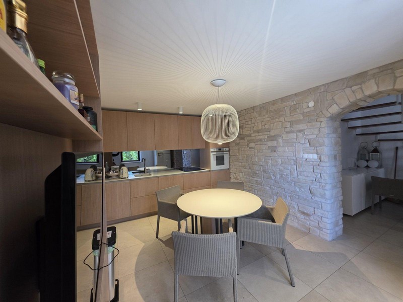 Offene Küche mit Einbaugeräten und Essbereich