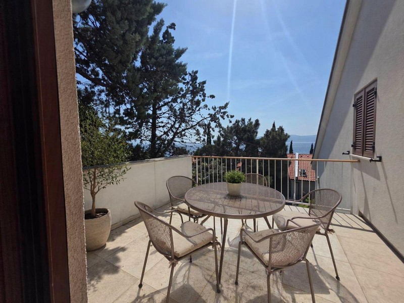 Terrasse mit Sitzgruppe und freiem Blick auf das Meer