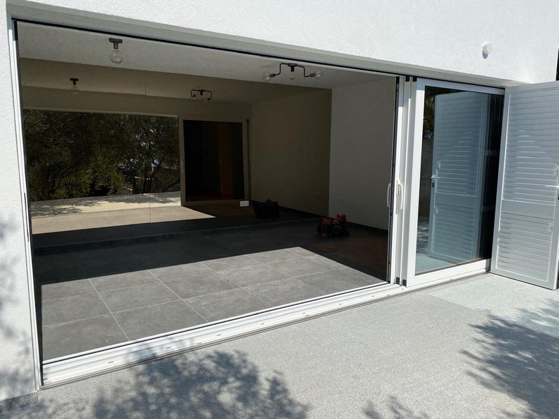 Großzügiger Wohnbereich mit Schiebetüren zur Terrasse