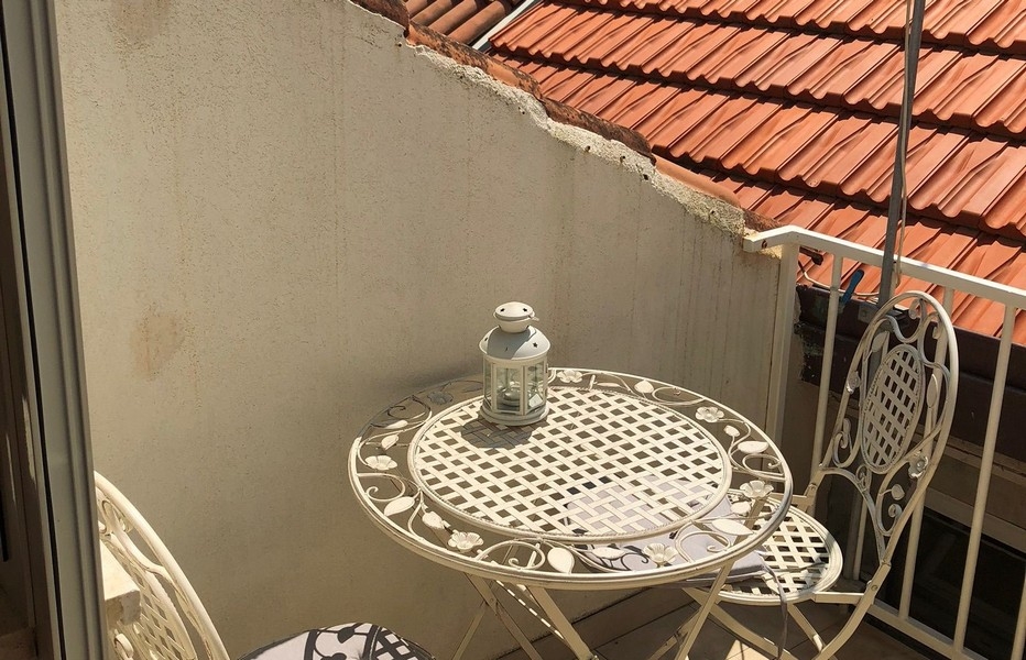 Dachterrasse mit Sitzmöbeln und Blick auf Dächer