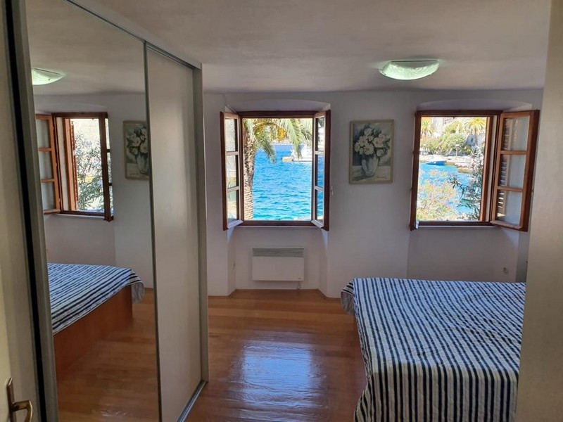 Schlafzimmer mit Meerblick und Einbauschrank