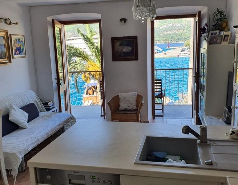 Wohnbereich mit Balkonzugang und Meerblick