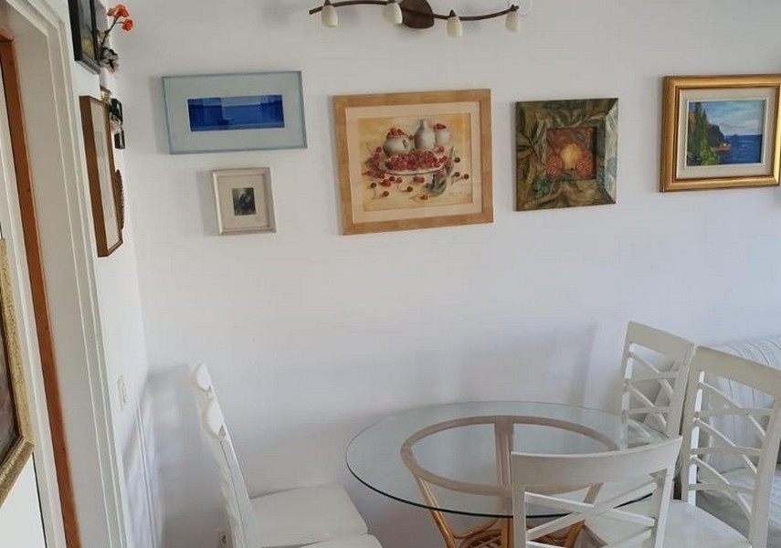 Essbereich mit rundem Tisch und Wanddekoration