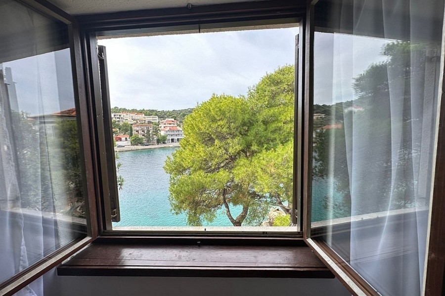 Blick aus dem Fenster auf das Meer und die gegenüberliegende Küste