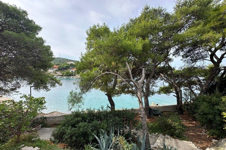 Gartenbereich mit mediterraner Vegetation und Zugang zum Meer