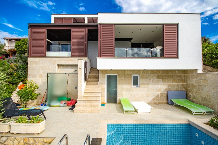 Haus mit Pool in der ersten Reihe zum Meer kaufen - Panorama Scouting.