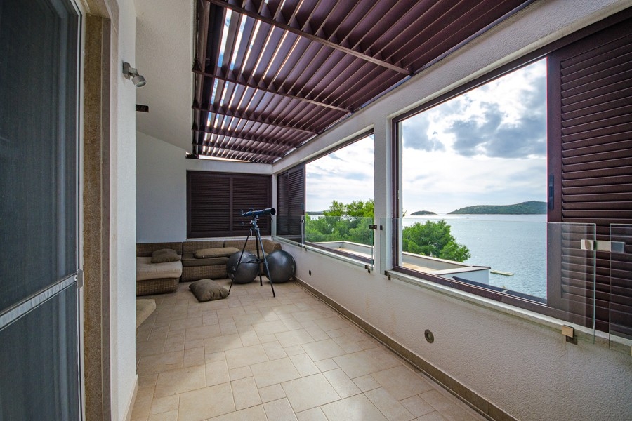 Überdachte Terrasse mit Panoramablick auf das Meer