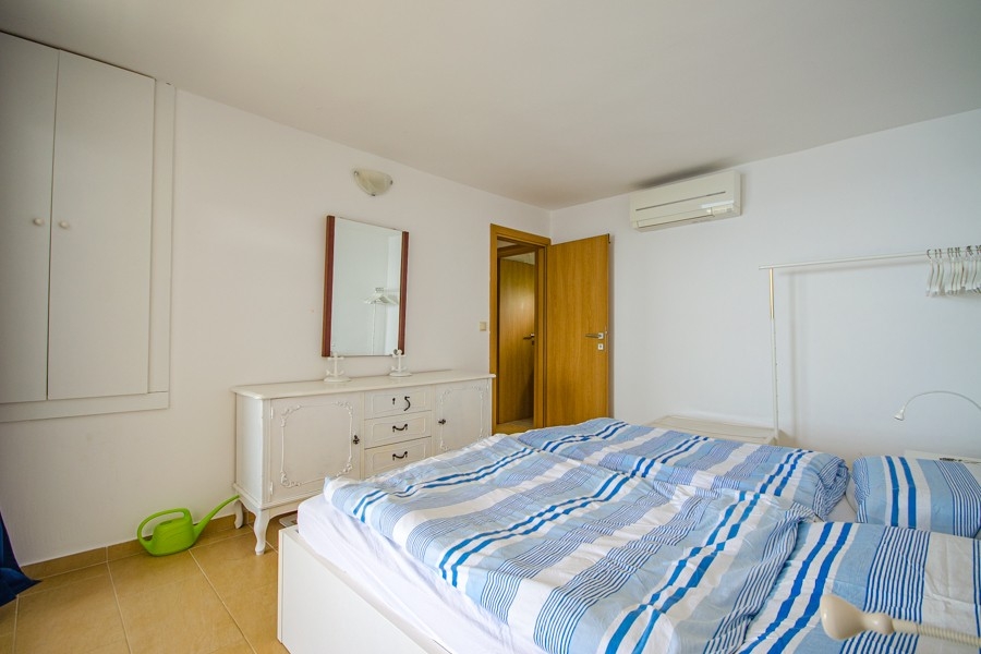 Schlafzimmer mit Klimaanlage und schlichter Ausstattung