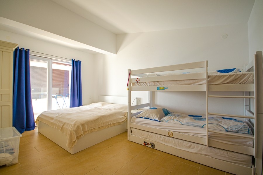 Schlafzimmer mit Doppelbett und Etagenbett