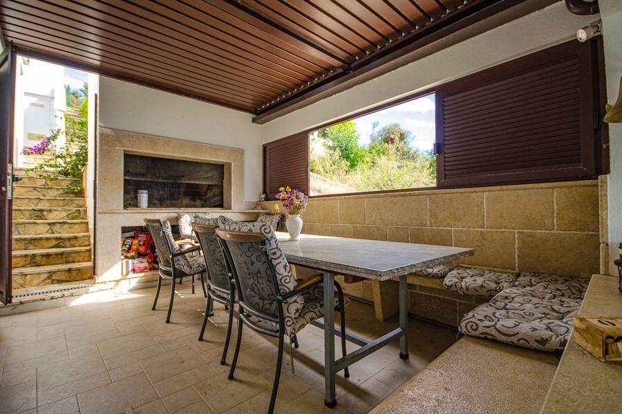 Überdachter Außenbereich mit Sommerküche und Grillstelle