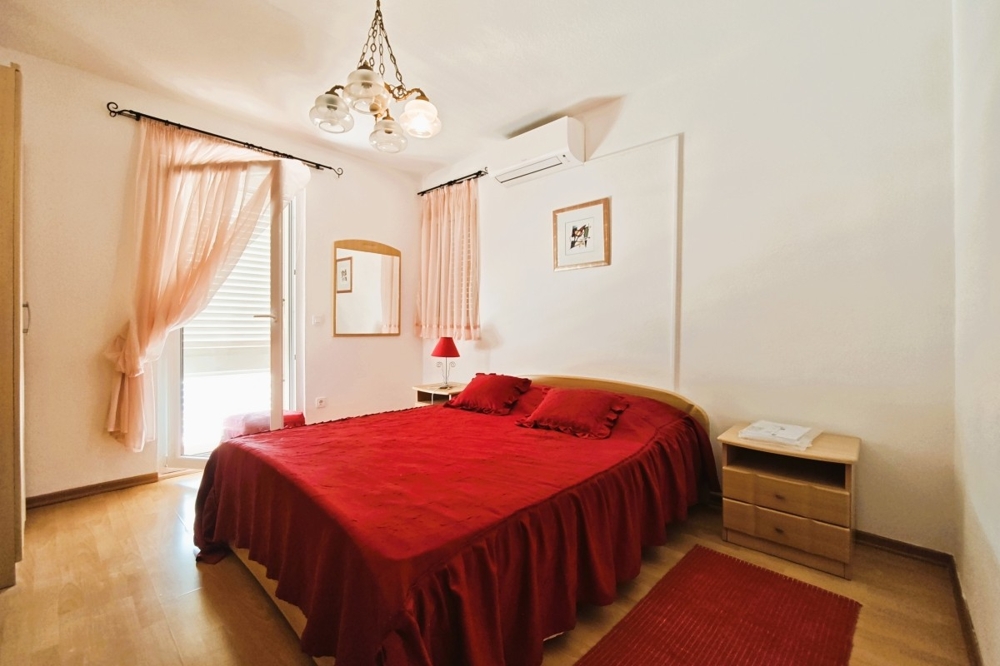 Schlafzimmer mit Doppelbett und Klimaanlage