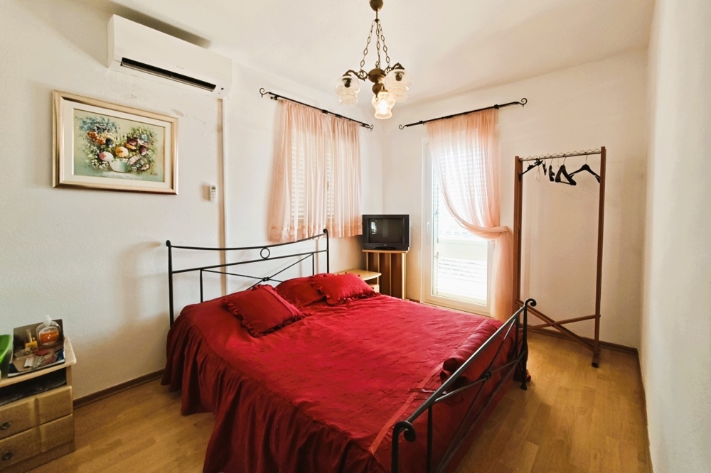 Schlafzimmer mit Balkonzugang und Meerblick