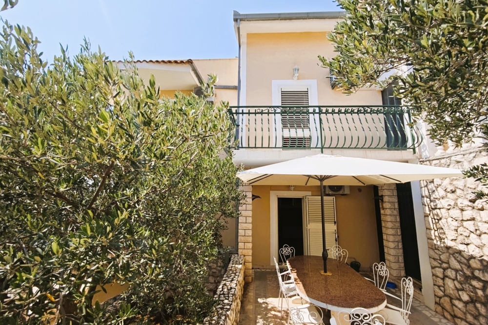 Überdachte Terrasse mit Sitzbereich und Olivenbäumen