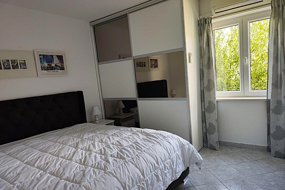 Schlafzimmer mit Einbauschrank und Tageslicht