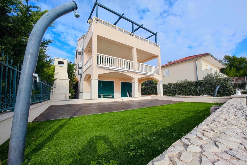 Apartmentvilla in Rogoznica zum Verkauf - H3911