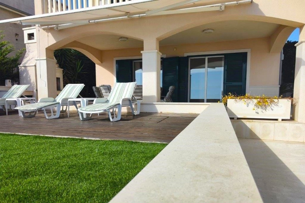 Terrasse der Villa H3911 in Rogoznica.