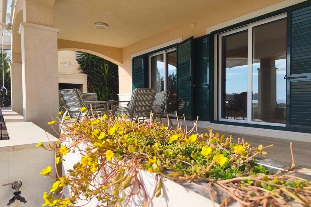 Terrasse mit Sitzbereich und Meerblick